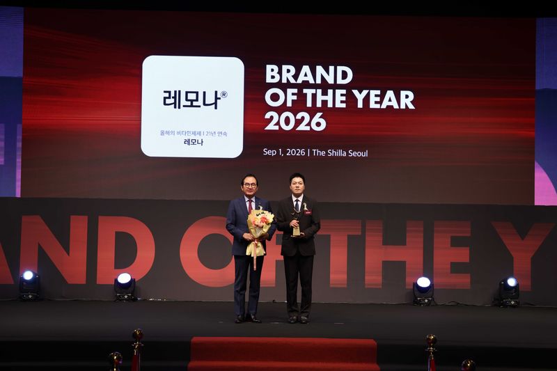 사진 좌측부터 한국소비자포럼 윤은기 위원장과 경남제약 임도형 사장이 기념촬영중이다. 경남제약 제공.