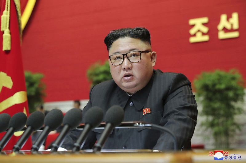 [평양=AP/뉴시스] 북한 조선중앙통신이 제공한 사진으로, 김정은 북한 국무위원장이 2021년 1월8일 평양에서 열린 노동당 대회에서 연설하는 모습이 담겼다. 2021.01.08.