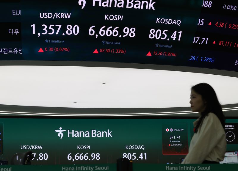 4일 서울 중구 하나은행 본점 딜링룸에서 직원이 업무를 보고 있다. 연합뉴스 제공