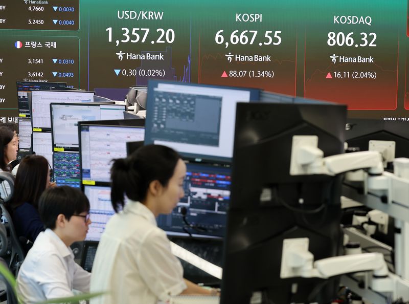 4일 서울 중구 하나은행 본점 딜링룸에서 직원들이 업무를 보고 있다. 연합뉴스 제공
