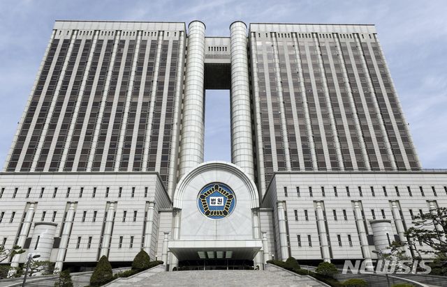 [서울=뉴시스]고승민 기자 = 전세사기 피해 사건에서 공인중개사가 부동산의 현황과 권리관계 등을 제대로 확인·설명하지 않았다면 피해액의 60~70%를 배상할 책임이 있다는 법원 판단이 나왔다. 사진은 서울중앙지방법원 모습. 2026.09.04. kkssmm99@newsis.com *재판매 및 DB 금지