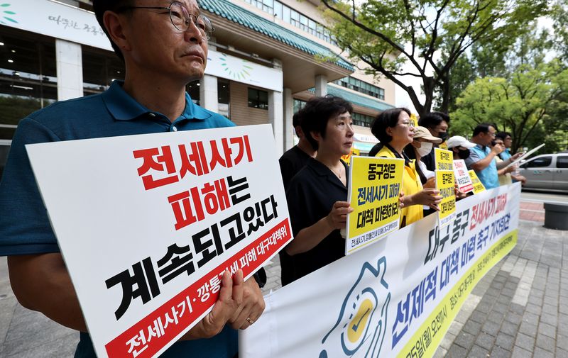 [대구=뉴시스] 이무열 기자 = 전세사기 피해 사건에서 공인중개사가 부동산의 현황과 권리관계 등을 제대로 확인·설명하지 않았다면 피해액의 60~70%를 배상할 책임이 있다는 법원 판단이 나왔다. 사진은 지난해 8월 25일 대구 동구 동구청 앞 광장에서 전세사기·깡통전세 피해 대구대책위원회가 동구 전세사기 피해 선제적 대책 마련 촉구 기자회견을 하는 모습. 2026.09.04. lmy@newsis.com
