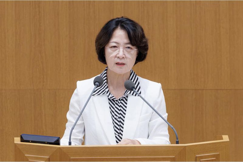 경기도의회 본회의장에서 열린 제393회 임시회 제1차 본회의에서 추미애 경기도지사가 추경예산안에 대한 제안설명을 하고 있다. 경기도 제공