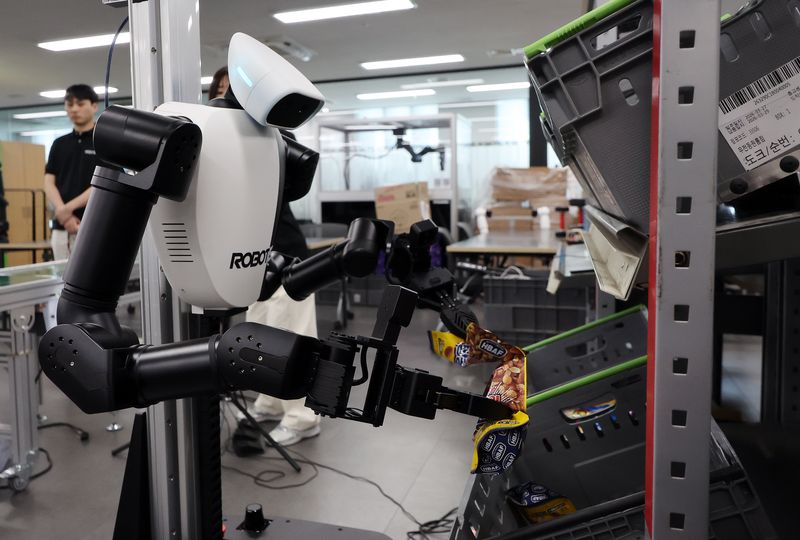 로보티즈가 인공지능(AI) 플랫폼 기업 허깅페이스의 이족보행 로봇 마이크로덕 판매 호조에 힘입어 로봇 관절 부품인 액추에이터 공급을 크게 늘릴 것이라는 전망이 나왔다. 사진은 29일 오후 서울 강서구 로보티즈 본사에서 열린 AI로봇 M.AX얼라이언스 컨퍼런스에서 휴머노이드 로봇 시연. 2026.05.29. /사진=뉴스1