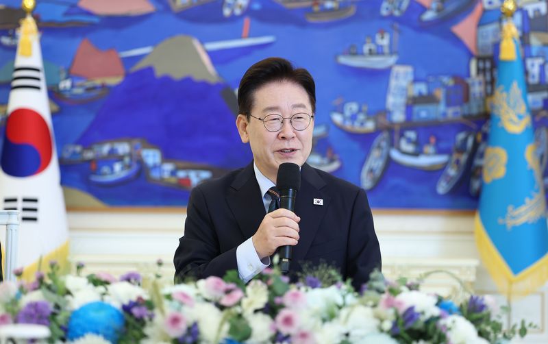 이재명 대통령이 4일 청와대에서 열린 시민사회 초청 간담회에서 인사말을 하고 있다. 연합뉴스