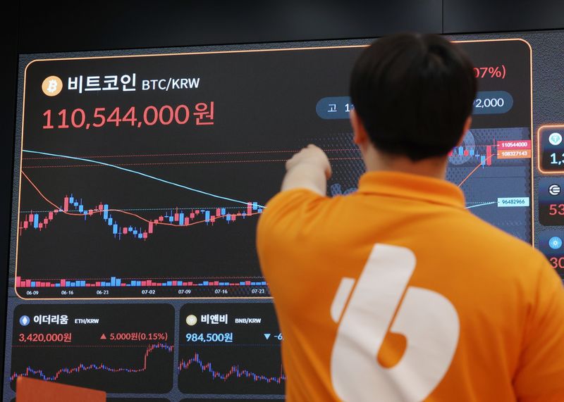 비트코인 가격이 1억1000만원선을 회복한 지난 4일 오전 서울 서초구 빗썸라운지 전광판에 비트코인 가격이 표시돼 있다. 뉴시스