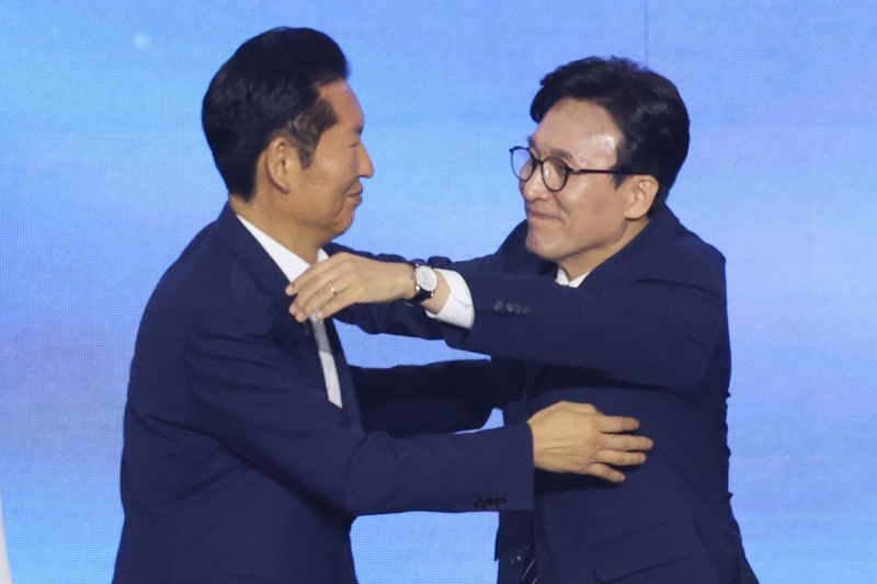 김민석 더불어민주당 대표가 지난 8월 17일 대전 유성구 DCC대전컨벤션센터에서 열린 '더불어민주당 제3차 정기전국당원대회'에서 정청래 후보와 포옹을 하고 있다. 뉴스1
