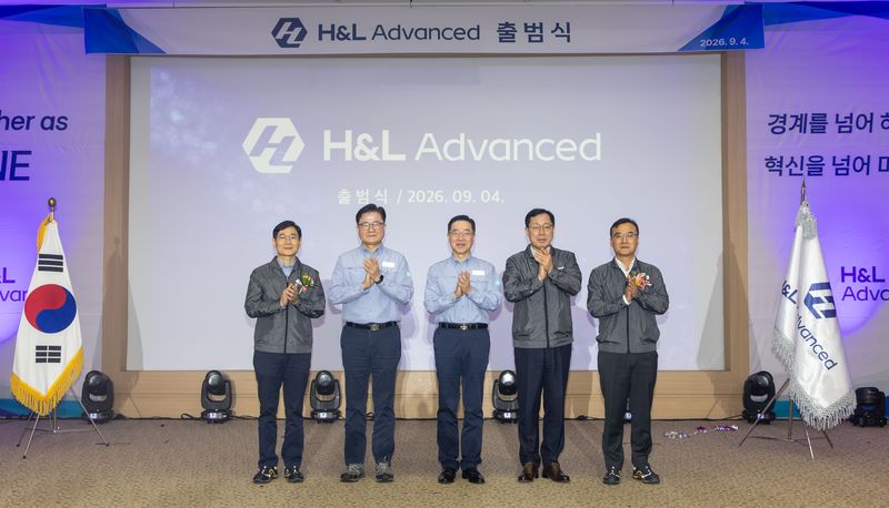 조남수 H&L 어드밴스드 공동대표(왼쪽부터), 정임주 HD현대오일뱅크 대표, 송명준 HD현대오일뱅크 대표, 이영준 롯데그룹 화학군 총괄대표, 천양식 H&L 어드밴스드 공동대표가 4일 충남 서산 대산석유산업단지에서 열린 H&L 어드밴스드 공식 출범식에서 기념촬영을 하고 있다. HD현대오일뱅크 제공