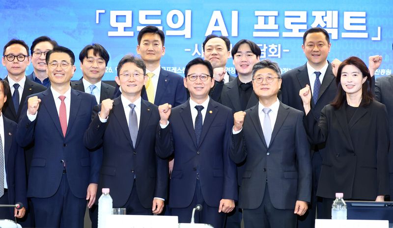 배경훈 부총리 겸 과학기술정보통신부 장관이 4일 서울 중구 한국프레스센터에서 열린 '모두의 AI 프로젝트 착수 간담회'에서 정재헌 SKT 대표이사, 박윤영 KT 대표, 정신아 카카오 대표 등 참석자들과 기념촬영하고 있다.뉴시스