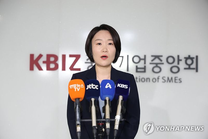 질문에 답하는 이소영 중소벤처기업부 장관 후보자. 연합뉴스