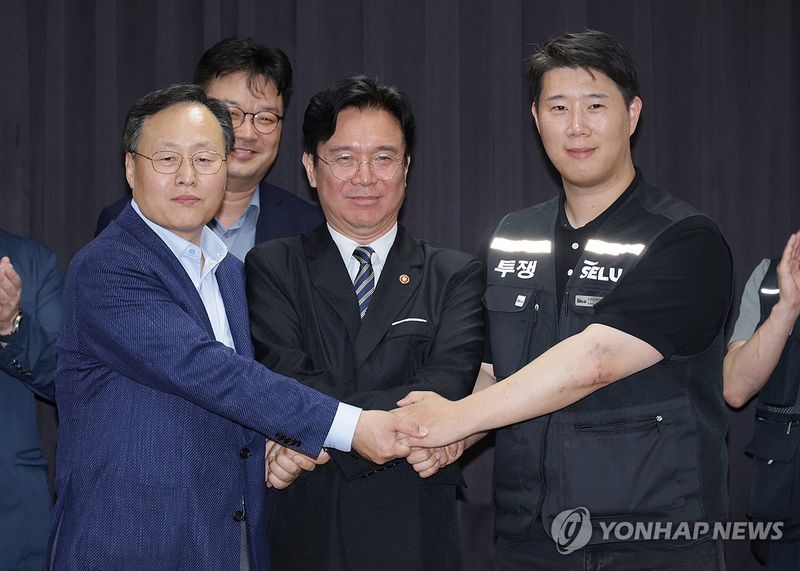손 맞잡은 노사정 (출처=연합뉴스)