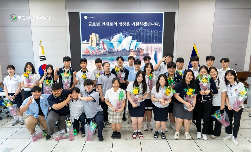 4일 오전 부산시교육청 국제회의실에서 열린 '2026학년도 직업계고 글로벌 현장학습 출정식'에서 참석 학생들이 단체 기념촬영을 하고 있다. 부산시교육청 제공