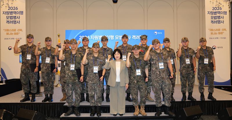 홍소영 병무청장(앞줄 가운데)이 4일 로카우스 호텔(서울 용산)에서 자원병역이행 모범병사 초청행사에 참석한 병사들과 기념촬영을 하고 있다. 병무청 제공