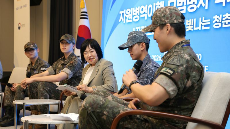 홍소영 병무청장이 4일 로카우스 호텔(서울 용산)에서 개최한 자원병역이행 모범병사 초청행사에서 병사대표들과 토크콘서트를 진행하며 군 복무 경험담 등을 이야기하고 있다. 병무청 제공