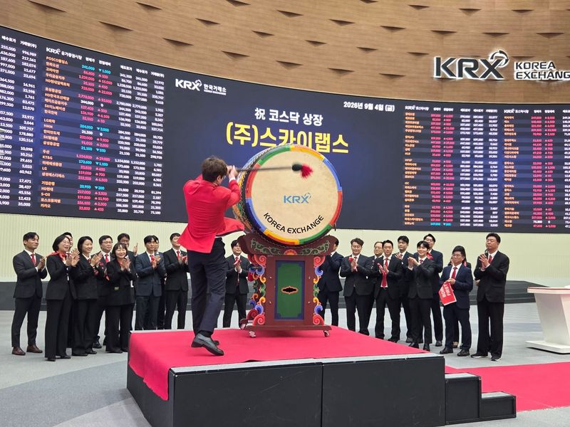 4일 서울 여의도 한국거래소에서 열린 스카이랩스 코스닥 상장식에서 이병환 스카이랩스 대표이사와 임직원 및 관계자들이 코스닥 상장 및 매매 개시를 축하하는 타북 세레모니를 진행하고 있다. 스카이랩스 제공