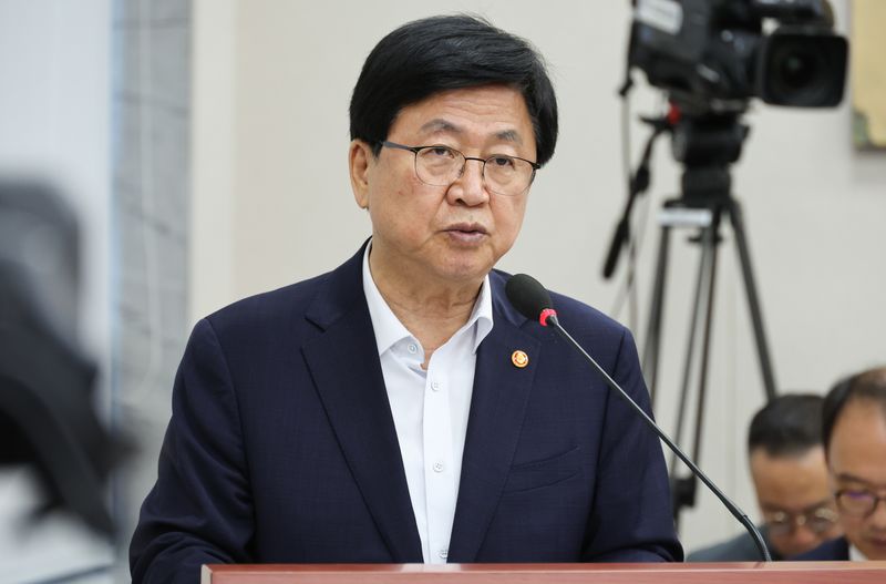 [서울=뉴시스] 최진석 기자 = 최교진 교육부 장관이 12일 서울 여의도 국회에서 열린 교육위원회 제2차 전체회의에서 업무보고를 하고 있다. 2026.08.12. myjs@newsis.com <저작권자ⓒ 공감언론 뉴시스통신사. 무단전재-재배포 금지.> /사진=뉴시스화상
