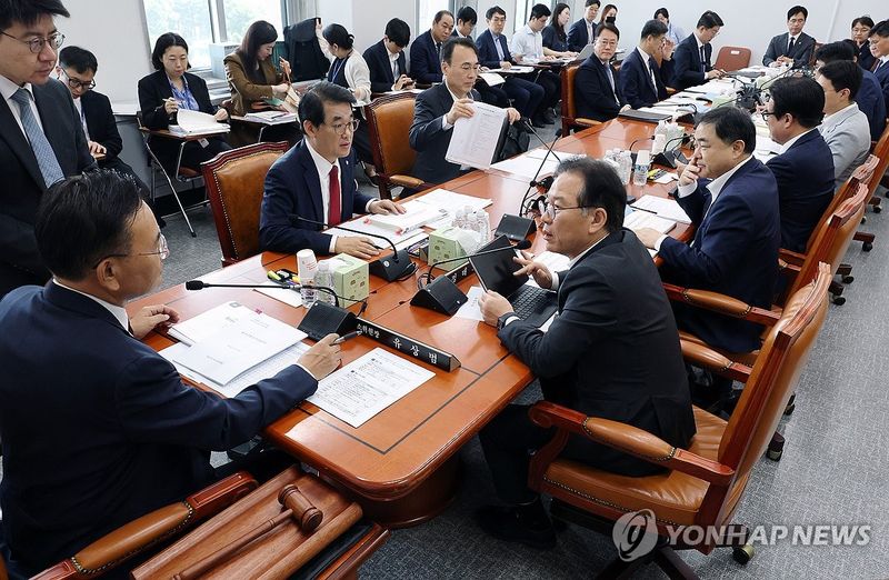 대화하는 유상범 소위원장과 정태호 간사. 연합뉴스
