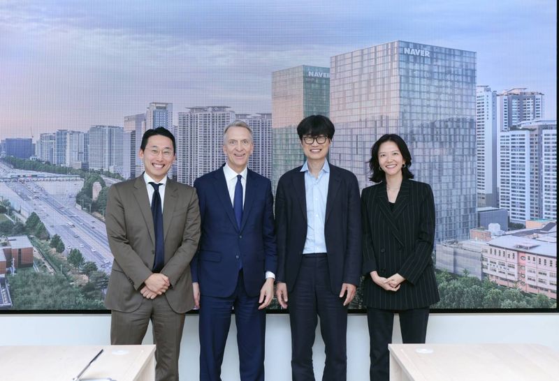 왼쪽부터 박준우 브룩필드코리아 대표, 브루스 플랫 브룩필드 코퍼레이션 회장, 이해진 네이버 의장, 최수연 네이버 최고경영자(CEO)가 지난 3일 경기 성남에 위치한 네이버 1784에서 회동 후 기념 촬영을 하고 있다. 네이버 제공
