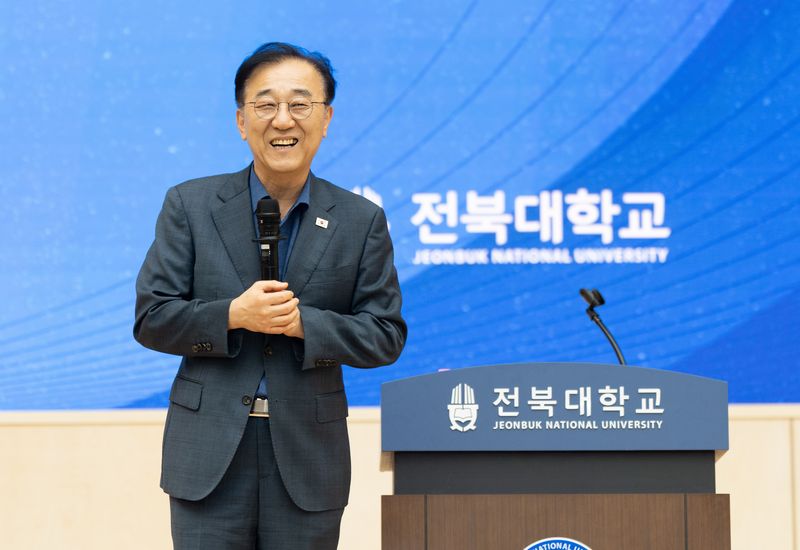 김윤덕 국토교통부 장관이 4일 전북대학교 진수당에서 열린 전북-새만금 국토교통 R&D 설명회에서 발언하고 있다. 2026.9.4 사진=연합 지면화상