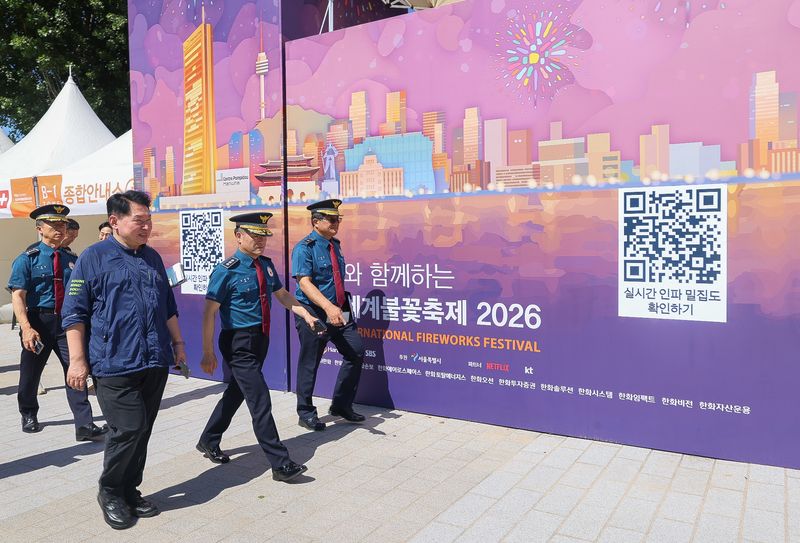 김종철 경찰청장 직무대행이 4일 여의도 불꽃축제 현장을 찾아 안전관리 대책을 점검하고 있다. 경찰청 제공