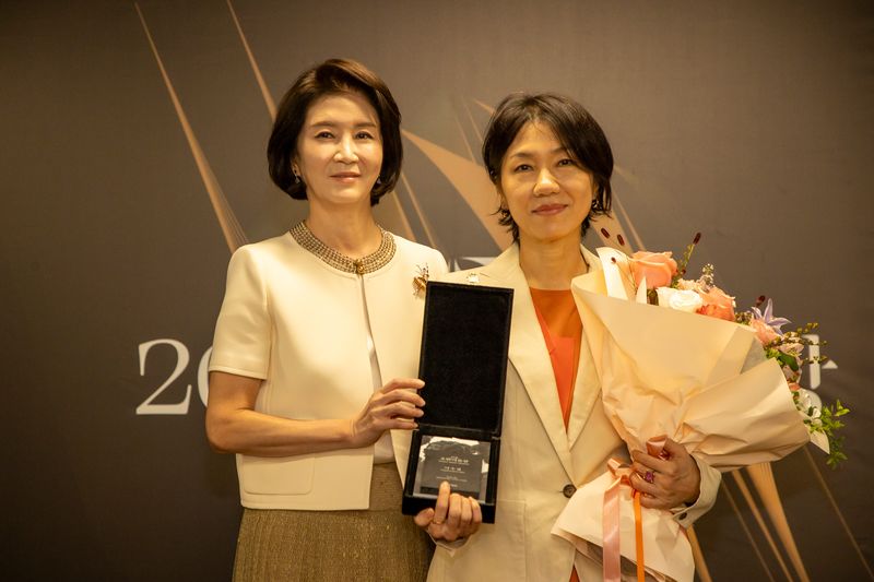 우현희 호반문화재단 이사장(왼쪽)이 지난 3일 서울 종로구 세종문화회관 미술관에서 열린 '2026 호반미술상' 시상식에서 이수경 작가와 기념촬영을 하고 있다. 호반그룹 제공