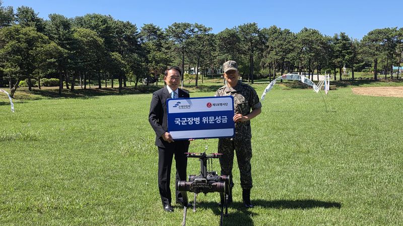 조용병 은행연합회 회장(왼쪽)이 4일 육군 제5보병사단을 방문해 위문금을 전달하고 있다. /은행연합회 제공