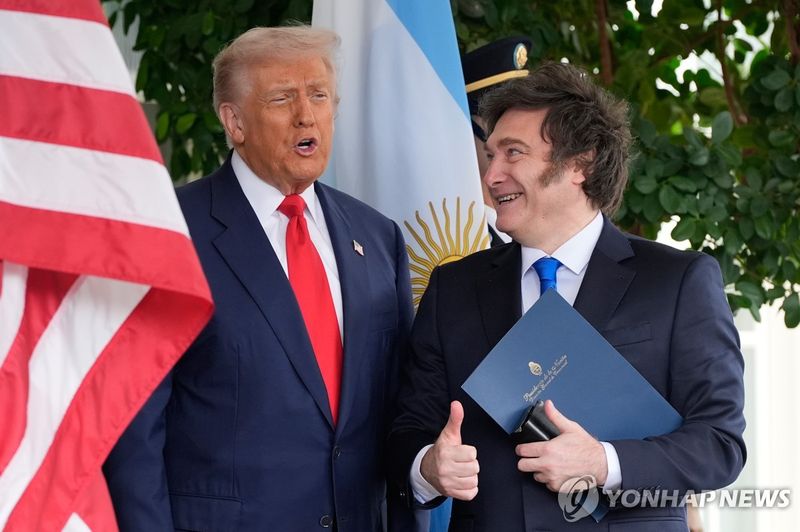 작년 10월 백악관에서 만난 트럼프(왼쪽)와 밀레이 (출처=연합뉴스)