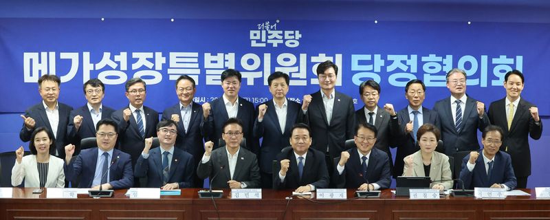 김민석 더불어민주당 대표가 4일 서울 여의도 국회 의원회관에서 열린 메가성장특별위원회 당정협의회에서 참석자들과 기념 촬영을 하고 있다. 뉴스1