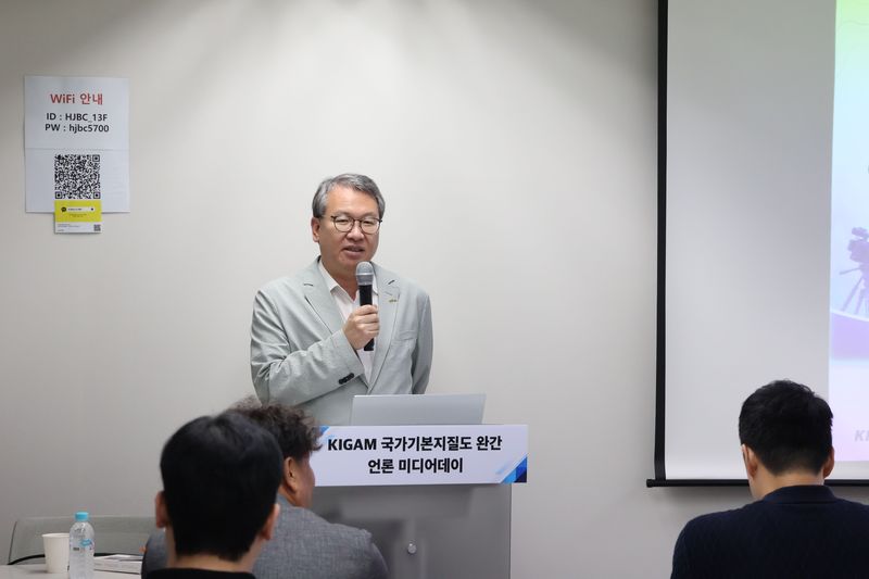 권이균 한국지질자원연구원 원장이 지난 2일 서울 광화문에서 열린 '국가기본지질도 완간 언론 미디어데이'에서 지질도 완간에 대해 설명하고 있다. 한국지질자원연구원 제공