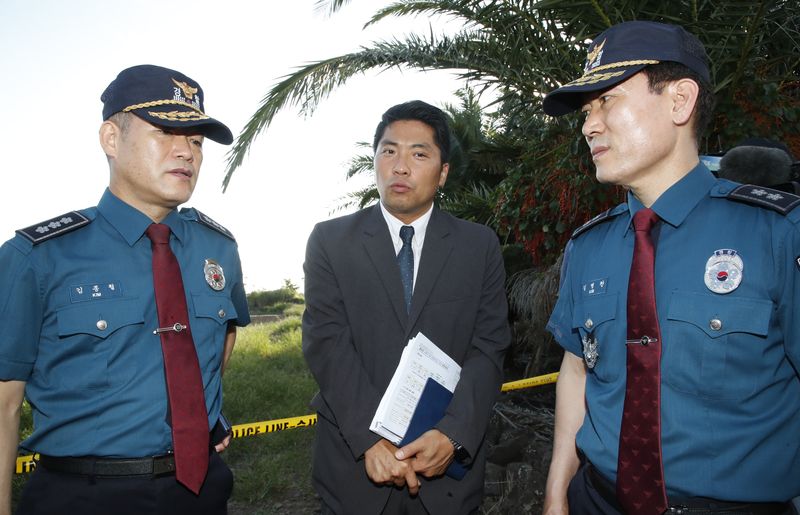 [제주=뉴시스] 우장호 기자 = 4일 뉴시스 취재에 따르면 경찰청은 이달 초 이 같은 내용을 담은 '지역경찰 실종업무 개선사항'을 전국 시도경찰청에 하달했다.사진은 김종철(경찰청 차장·왼쪽) 신임 경찰청장 직무대행과 김병찬(치안감) 신임 제주경찰청장이 3일 오후 '실종신고 허위 종결' 관련 사망자 장모(30대·여)씨의 시신이 발견된 제주시 한림읍의 한 야자수 농장 현장을 둘러보고 있는 모습. 2026.09.03. woo1223@newsis.com