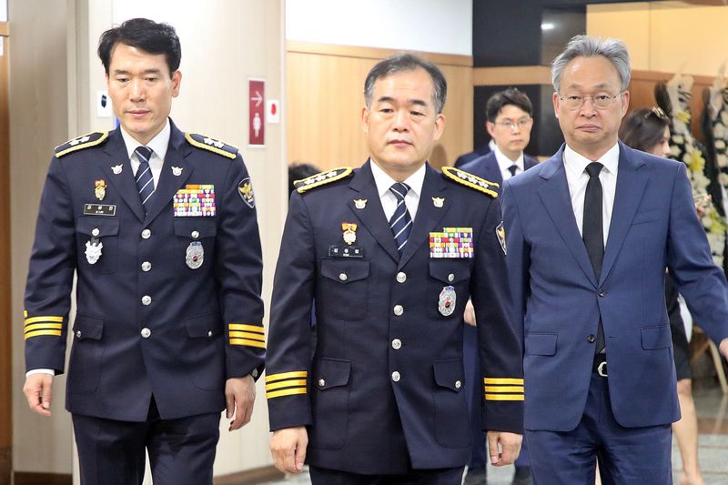 김종철 경찰청장 직무대행(가운데)이 지난 3일 오후 제주시 모 장례식장에 마련된 '실종신고 허위 종결' 관련 사망자 A씨의 빈소 조문을 마치고 나서고 있다. 뉴스1