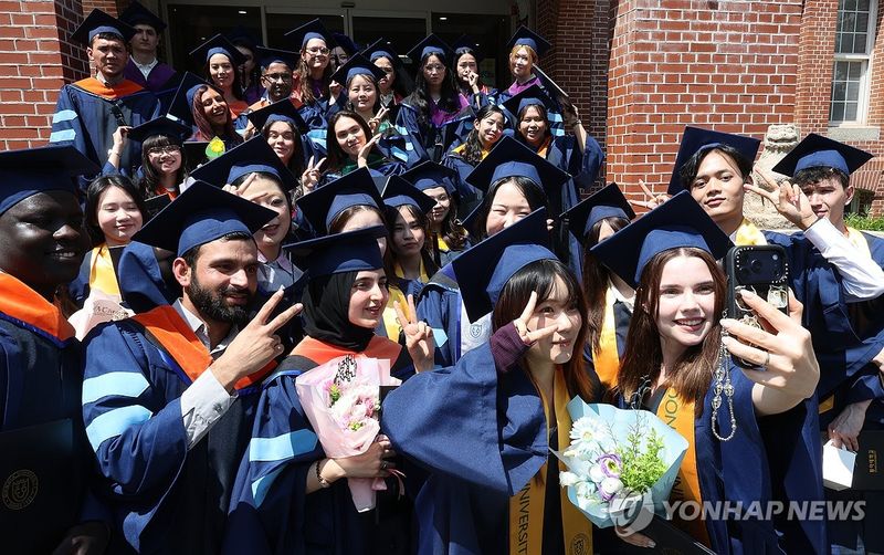 졸업하는 외국인 유학생들 (출처=연합뉴스)