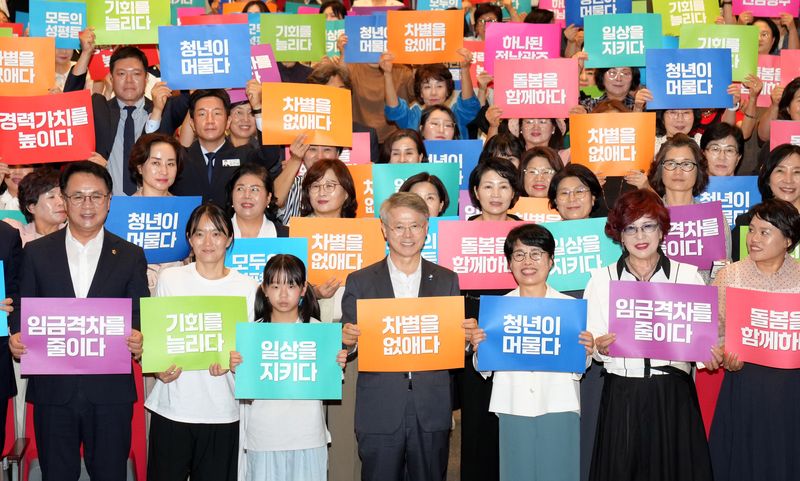 민형배 전남광주통합특별시장(광주특별시장·앞줄 한가운데)이 4일 무안청사 김대중강당에서 '모두의 성평등 하나된 전남광주'라는 주제로 열린 '2026년 양성평등주간 기념식'에서 내빈들과 양성평등 실천 퍼포먼스를 하고 있다. 광주특별시 제공