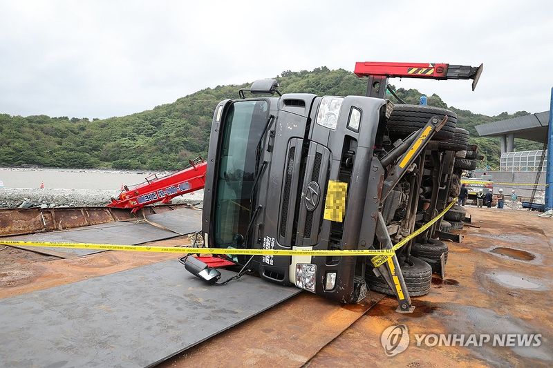 제주항 바지서 크레인 전도 (출처=연합뉴스)