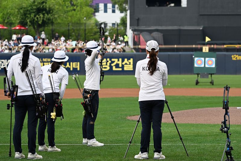 광주 2025 세계양궁선수권대회에 출전하는 양궁 국가대표 선수들이 1일 오후 광주 북구 광주-기아챔피언스필드에서 소음과 관중 중압감을 대비한 특별 적응 훈련을 하고 있다. 뉴시스