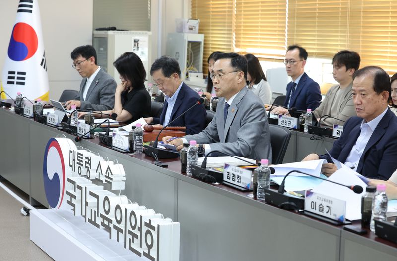 [서울=뉴시스] 조수정 기자 = 차정인 국가교육위원회 위원장이 4일 오후 서울 종로구 정부서울청사에서 열린 위원회 2026년 제9차 회의(임시회)에서 국민의례 하고 있다. 이날 회의는 대입제도 공론화 주요발제 내용 및 주요 쟁점에 관한 심의를 위해 열렸다. 2026.09.04. chocrystal@newsis.com