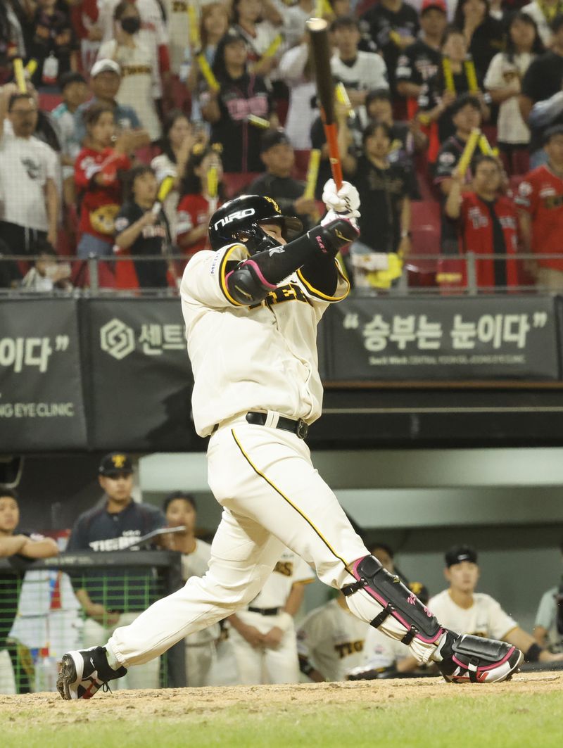 4일 광주 챔피언스필드에서 열린 2026 신한 SOL KBO리그 기아 타이거즈와 KT위즈의 경기 8회말 기아가 1대2로 지고 있는 만루 상황에서 한준수가 우전 2루타를 치고 있다. 2026.9.4 ⓒ 뉴스1 김태성 기자