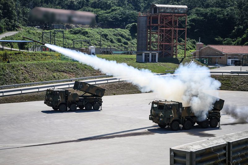 연평도에서 열린 다연장 로켓(MLRS) K-239 '천무' 사격 훈련 모습. 뉴스1