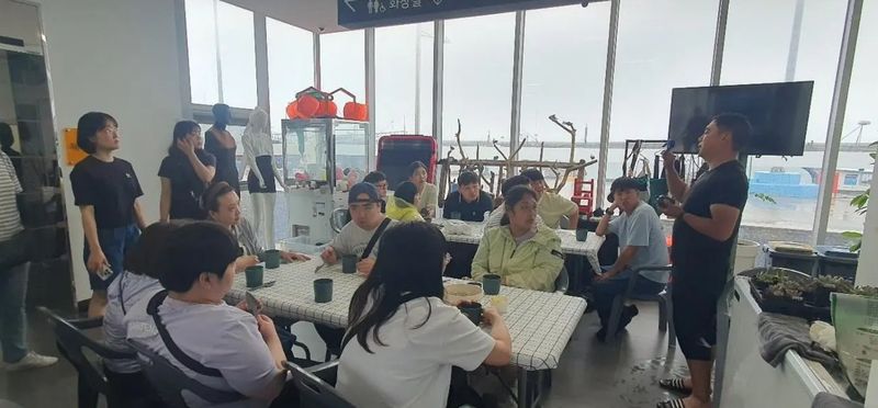 제주시 구좌읍 김녕리어촌체험휴양마을 내부에서 방문객들이 프로그램에 참여하고 있다. 김녕리체험마을은 농림축산식품부의 농촌형 워케이션 신규 거점으로 제주에서 처음 선정돼 이달부터 원격근무와 마을 체험을 결합한 프로그램을 운영한다. 제주특별자치도 제공