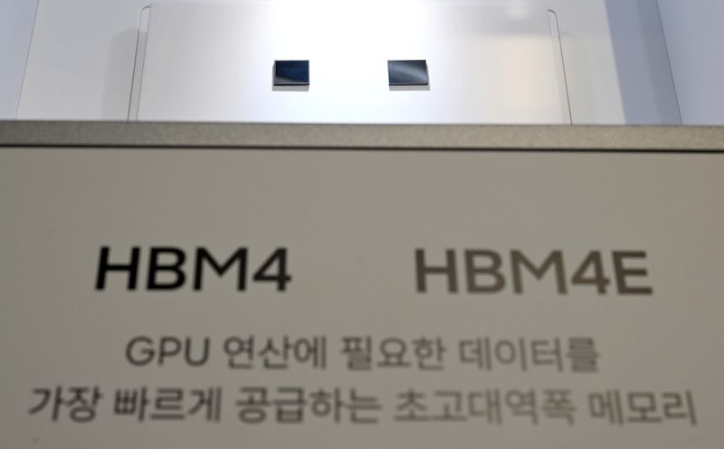 [수원=뉴시스] 김종택 기자 = 18일 경기 수원시 영통구 수원컨벤션센터에서 열린 '제57기 삼성전자 정기주주총회'에 HBM4, HBM4E 메모리가 전시돼 있다. (공동취재) 2026.03.18. photo@newsis.com