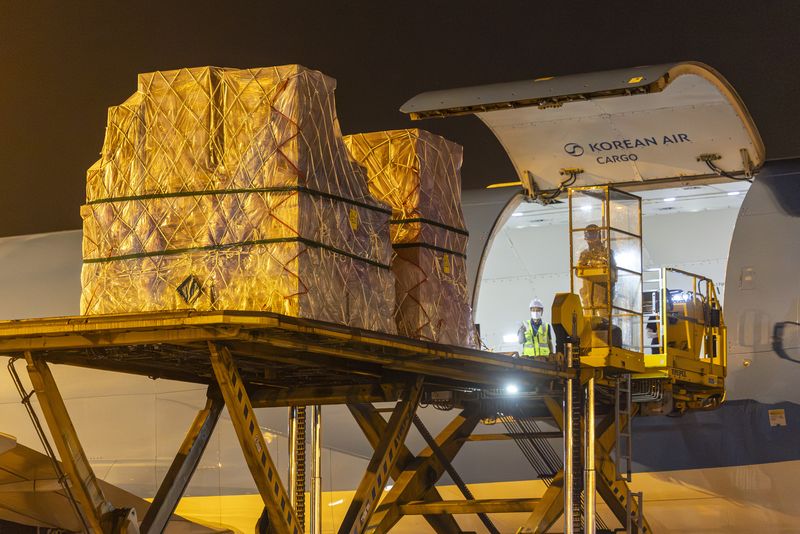 [인천공항=뉴시스] 전신 기자 = 지난 30일 인천국제공항 대한항공 화물터미널에서 관계자들이 삼성전자와 SK하이닉스의 반도체를 항공기에 적재하고 있다.(공동취재) 2026.07.31. photo1006@newsis.com