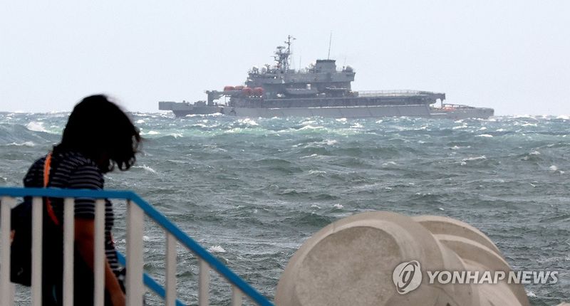 지난 2일 부산 앞바다에서 발생한 예인선 티엔에스캐처호 전복 사고 실종자 6명을 나흘째 수색하고 있다. 부산 앞바다에 풍랑주의보가 발효되면서 높은 파도에 수색에 난항을 겪고 있다. 연합뉴스