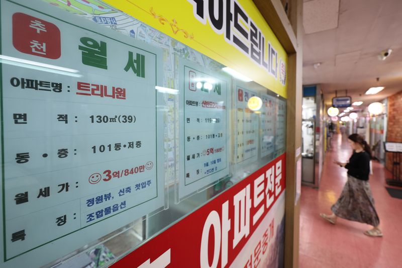 [서울=뉴시스] 김금보 기자 = 지난달 20일 서울 시내 한 부동산에 아파트 월세 매물이 나와 있다. 2026.09.06. kgb@newsis.com
