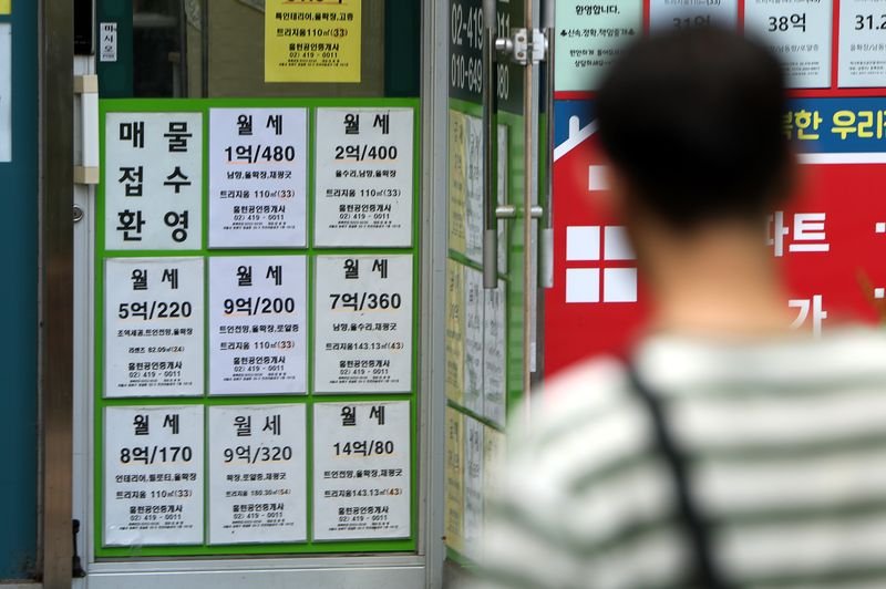 [서울=뉴시스] 김명년 기자 = 서울 아파트 전셋값 상승과 전세 매물 부족으로 월세 수요가 늘면서 세입자들의 주거비 부담이 커지고 있다. 한국부동산원에 따르면 지난 7월 서울 아파트 평균 월세가격은 162만원으로 관련 통계 집계 이후 처음으로 160만원을 넘어섰다. 25일 서울 송파구 한 공인중개업소에 월세 매물 안내문이 게시돼 있다. 2026.08.25. kmn@newsis.com