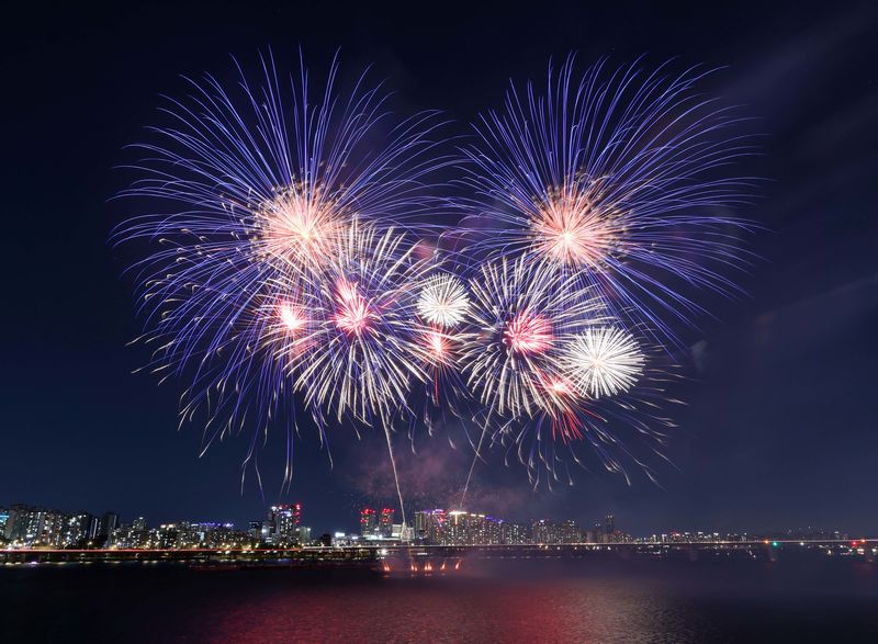 서울세계불꽃축제 2026을 하루 앞둔 지난 4일 오후 서울 여의도 한강공원 일대에서 열린 '프리덤 250 기념 불꽃쇼 및 드론쇼'에서 불꽃이 밤하늘을 수놓고 있다. 이 행사는 미국 독립 250주년과 한미 동맹 및 우정을 기념하기 위해 주한미국대사관이 기획한 것으로 '서울세계불꽃축제 2026'의 전야제 성격을 띠고 있다. 뉴스1