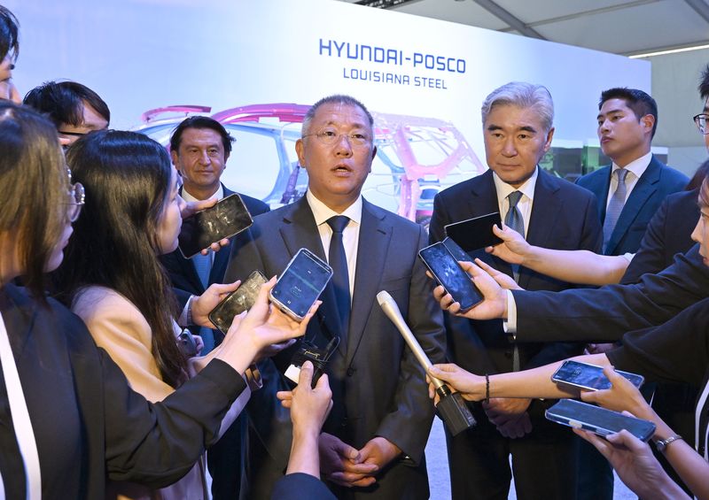 정의선 현대차그룹 회장이 4일(현지시간) 미국 남부 루이지애나주 도널드슨빌에서 열린 현대제철-포스코 루이지애나 제철소 기공식에서 취재진의 질문에 답하고 있다. 현대차그룹 제공