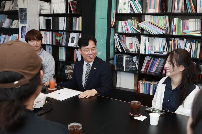 김영훈 고용노동부 장관이 5일 제주시 산지로의 청년성장프로젝트 팝업스토어 '엉망진창 문구사'를 찾아 참여 청년들의 설명을 듣고 있다. 고용부는 내년 청년성장프로젝트와 청년도전지원사업을 '청년도전성장지원사업'으로 통합하고 정부 예산안 기준 지원 규모를 6만7000명으로 확대할 계획이다. 사진=고용노동부 제공