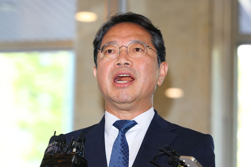 [서울=뉴시스] 황준선 기자 = 김승원 법무부 장관 후보자가 지난 3일 오전 서울 종로구 적선현대빌딩에 마련된 인사청문 준비 사무실로 출근하며 취재진 질의에 답변하고 있다. 2026.09.03. hwang@newsis.com