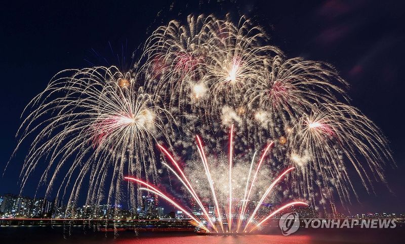'반짝반짝' 전야제 불꽃 (출처=연합뉴스)