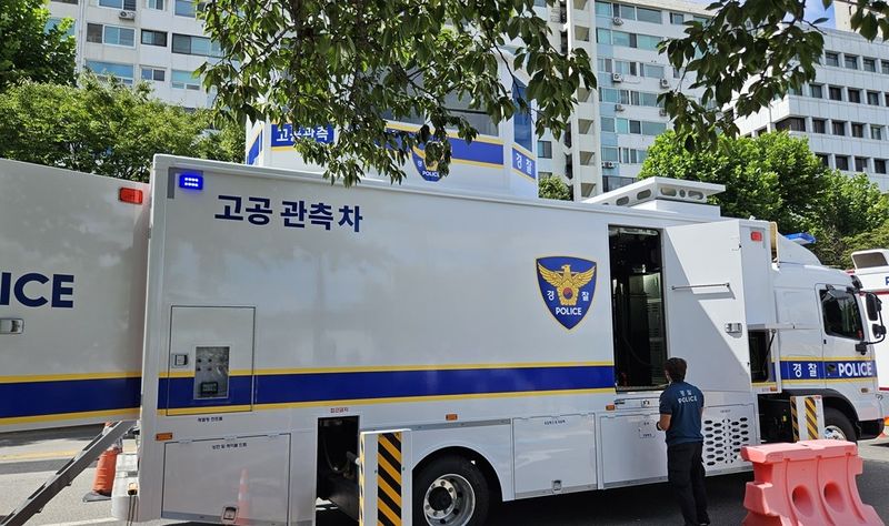 불꽃축제 행사장에 동원된 고공 관측차량 (출처=연합뉴스)